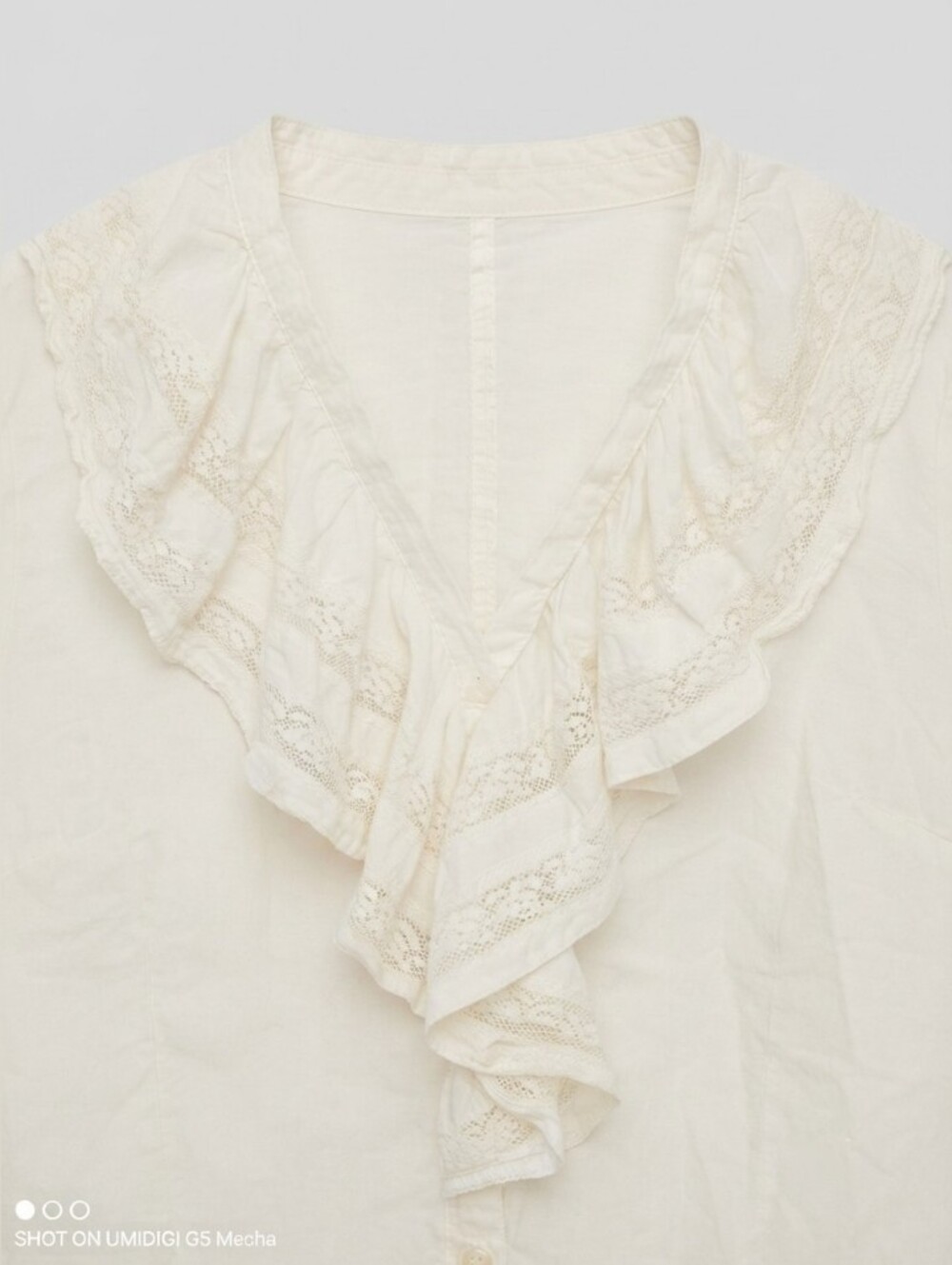 Beautiful Vintage Ruffle V-Neck Button-Front Women's Blouse 🤍 - Picture 3 of 6